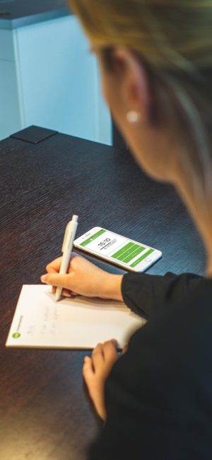 事件时间线详情页，纵向时间轴清晰展示各方回应时间点，可一键保存长图，界面圆润温暖